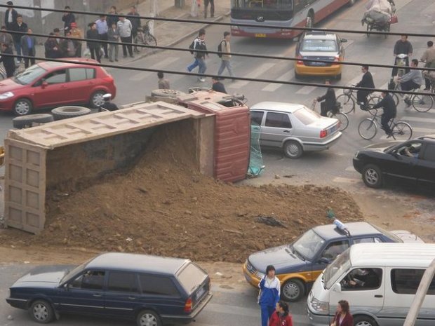 Kijk! Er is een vrachtwagen omgevallen.