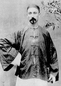 Jan Buis in zijn Chinese pak