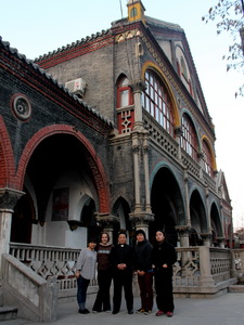 Met pastoor Wang voor de bisschopsresidentie