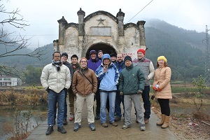 CECP bezoek aan een oude brug in Xianning, Hubei